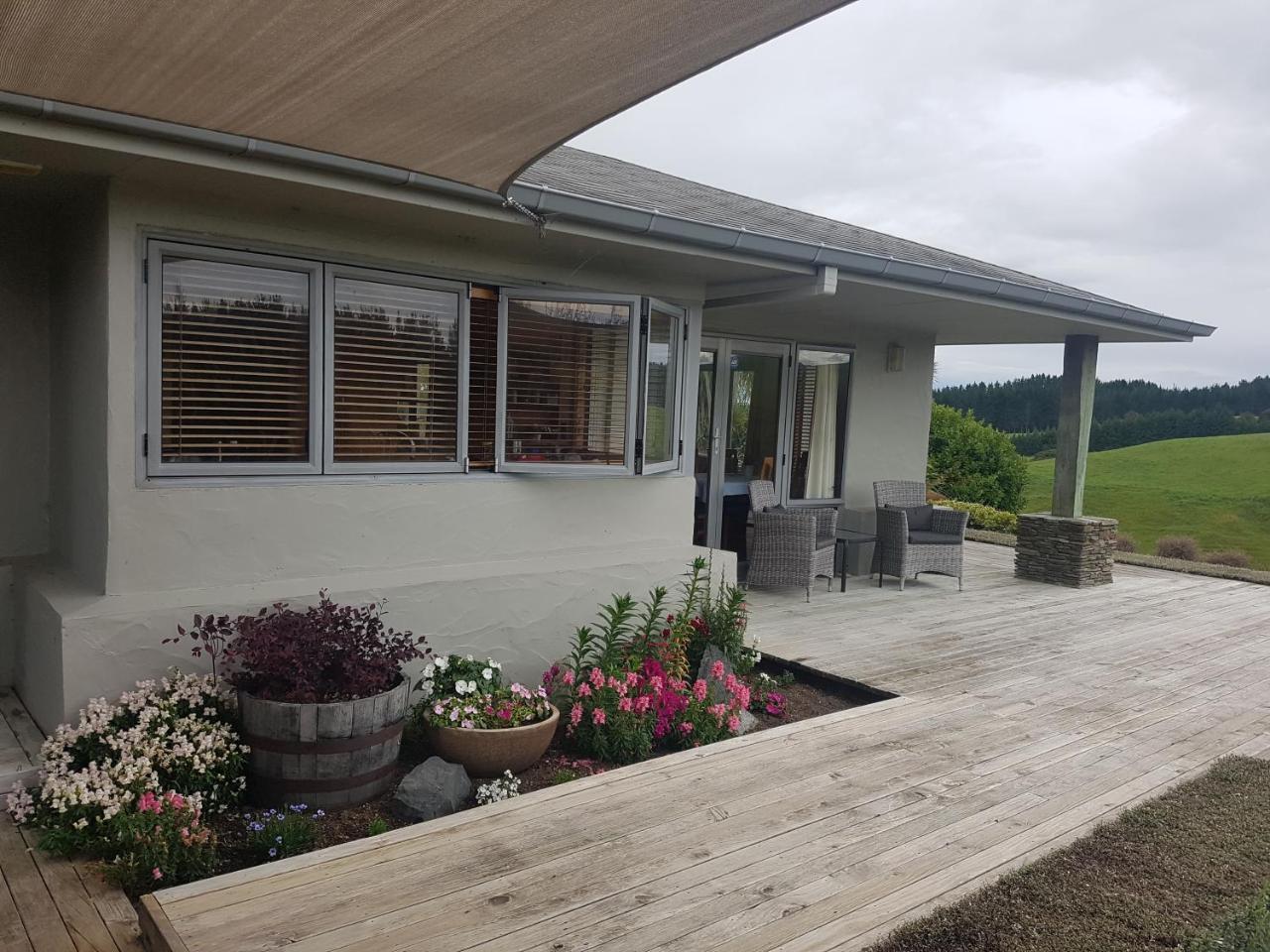 Above The River Karapiro Bed & Breakfast Kültér fotó
